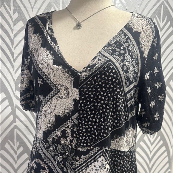 Black and White Flutter Sleeve Midi Sundress - Picture 2 of 10